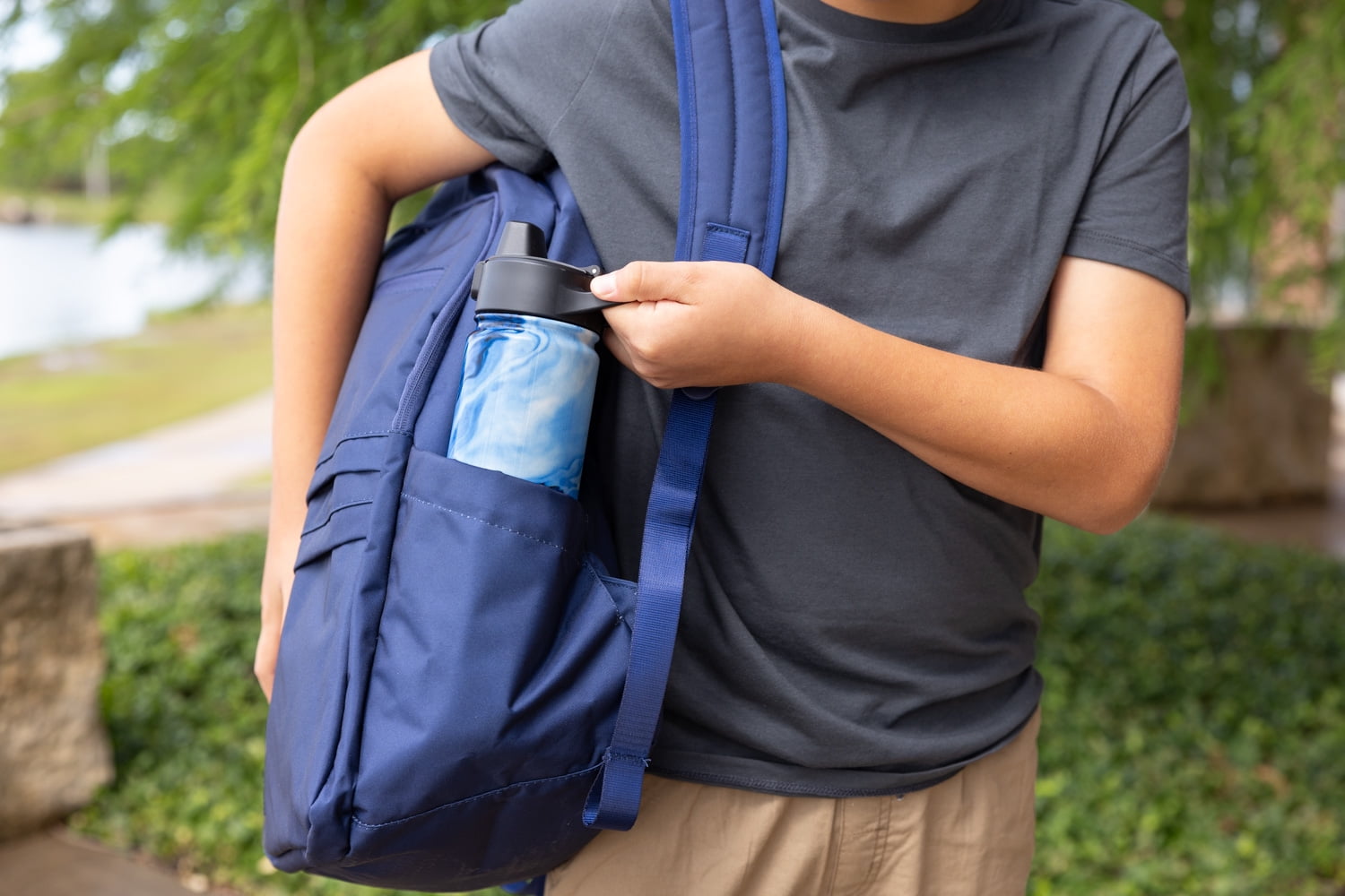 Simple Modern 18 fl oz Insulated Stainless Steel Summit Water Bottle with Covered Silicone Straw Lid | Sweet Taffy C5MR